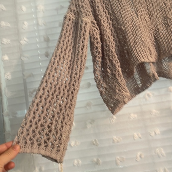 Distraught hallow out long sleeve top - Picture 4 of 7